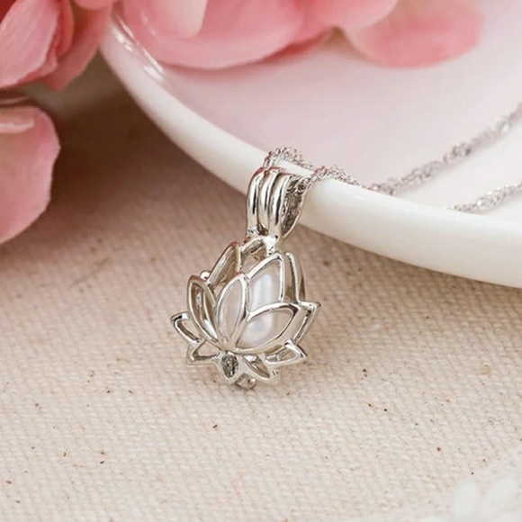 Luminous Glow-in-the-dark Lotus Necklace - Picture 5 of 6